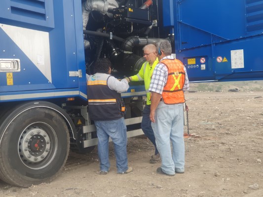 Realizando una Interpretación consecutiva con dos operadores de camiones.