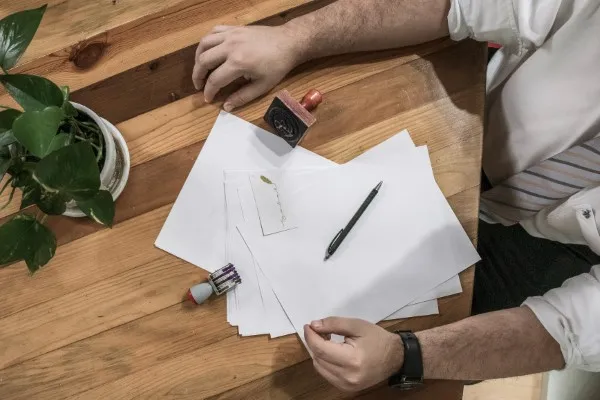 Una vista desde arriba de un escritorio con documentos y un sello