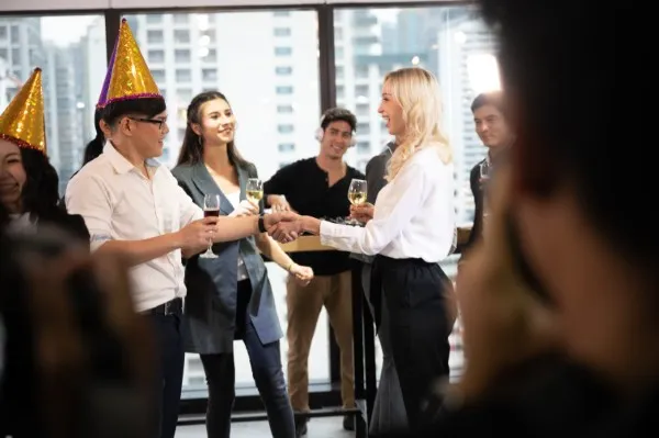 Fotografía de colegas conviviendo en una reunión de fin de año con ayuda de la interpretación consecutiva.
