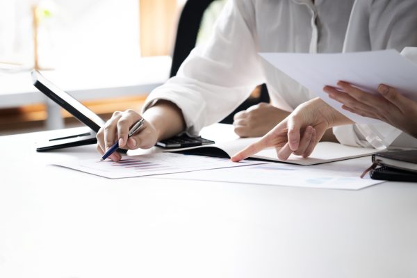 Un perito traductor Mérida revisa con un cliente datos de un documento para garantizar su precisión.