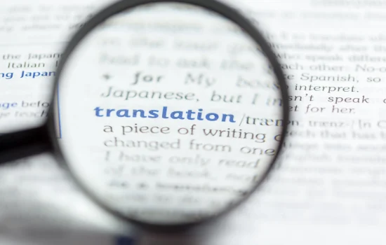 Página de diccionario con la palabra traducción resaltada, ideal para ilustrar el concepto de traducción certificada de documentos en contextos legales